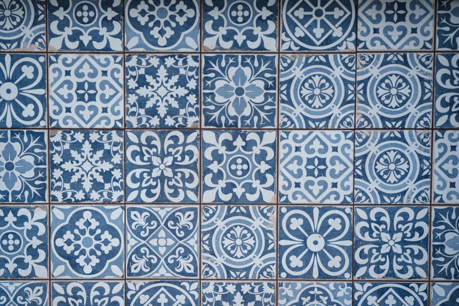 Heldere kleuren en Mediterrane patronen in tegelontwerp.