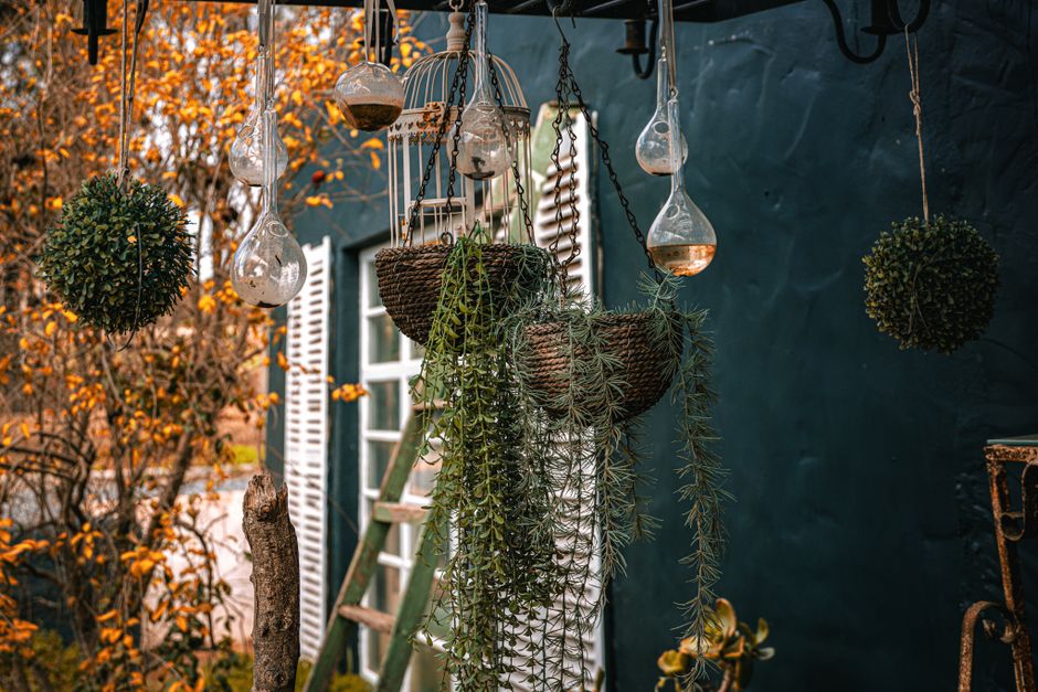 Groene planten en vloerkleed in bohemienstijl balkon.