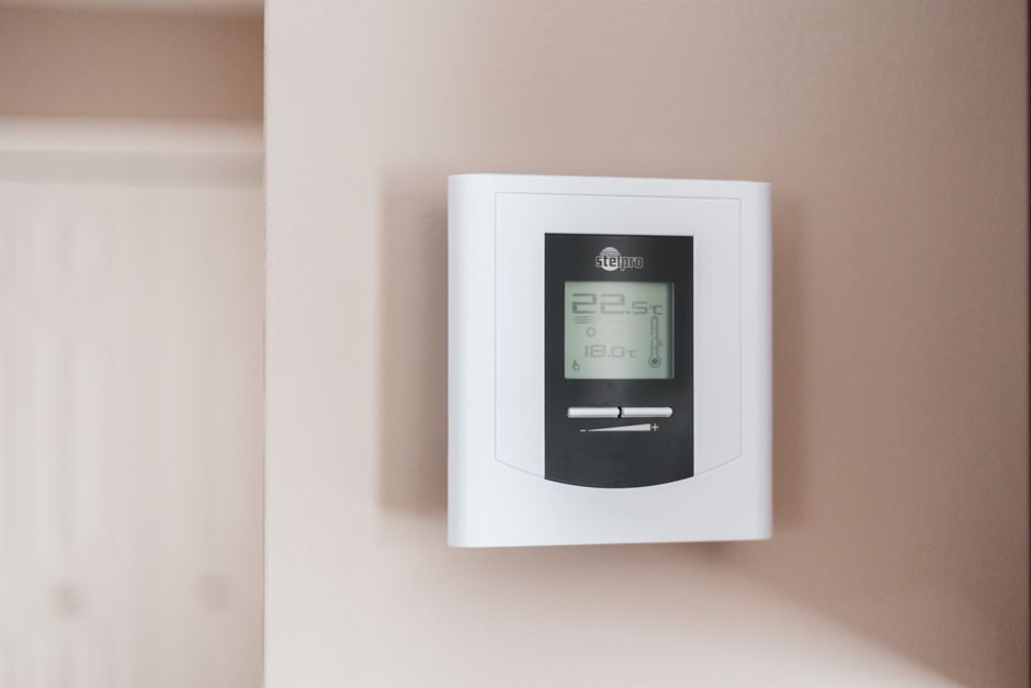Moderne thermostaat, optimalisatie van energieverbruik.