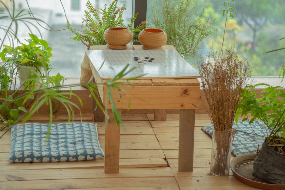 Kleine zen-tuin met stenen en grind. Kleine zen-tuin met stenen en grind.